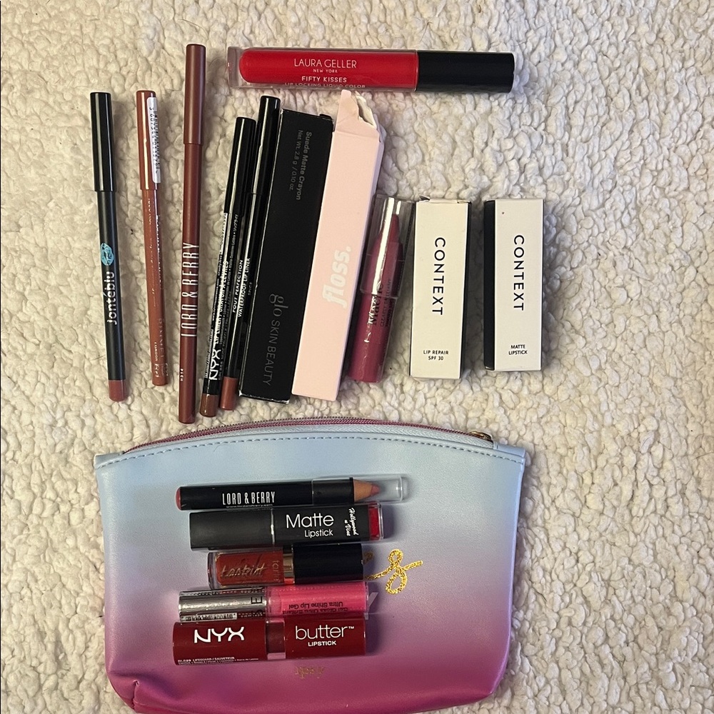 Lipstick/Lip liner bundle set.